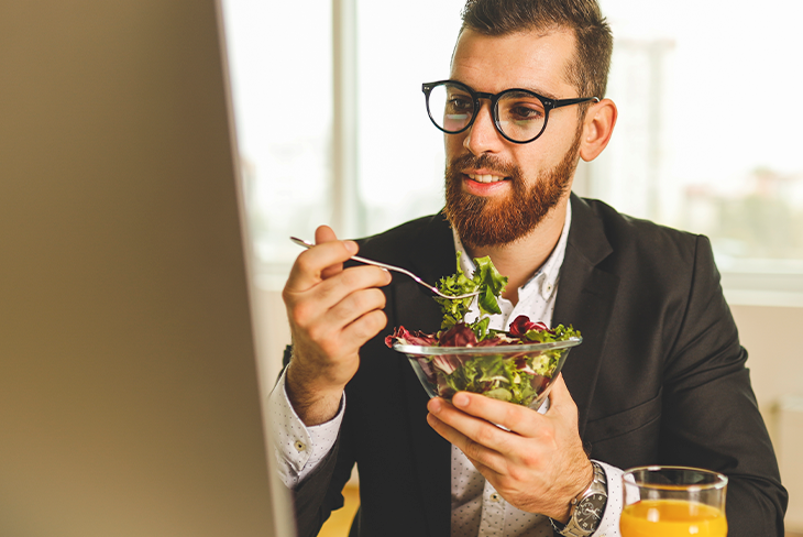 Olho no prato: seu almoço pode atrapalhar no seu trabalho.