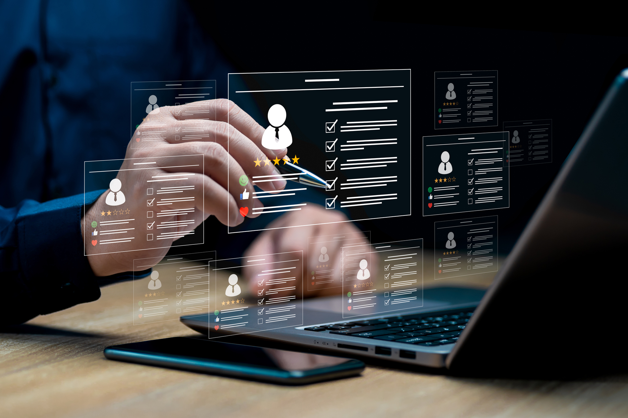 Mãos de uma pessoa usando um laptop para revisar currículos digitais ou perfis de candidatos online. Ícones de perfis e listas de verificação flutuam acima do teclado, representando triagem de candidatos por inteligência artificial ou gerenciamento de RH.