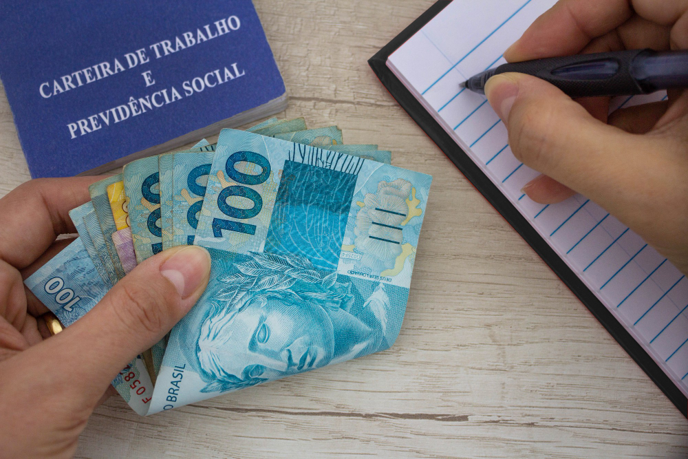 Dicas práticas para fazer o 13º salário render mais